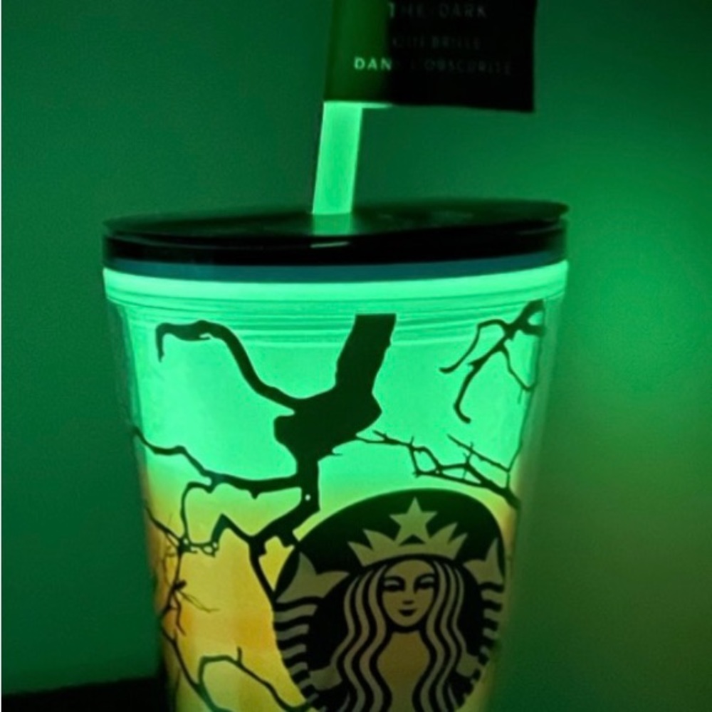 NWT Starbucks glow in the dark 2022 16ounce cold cup